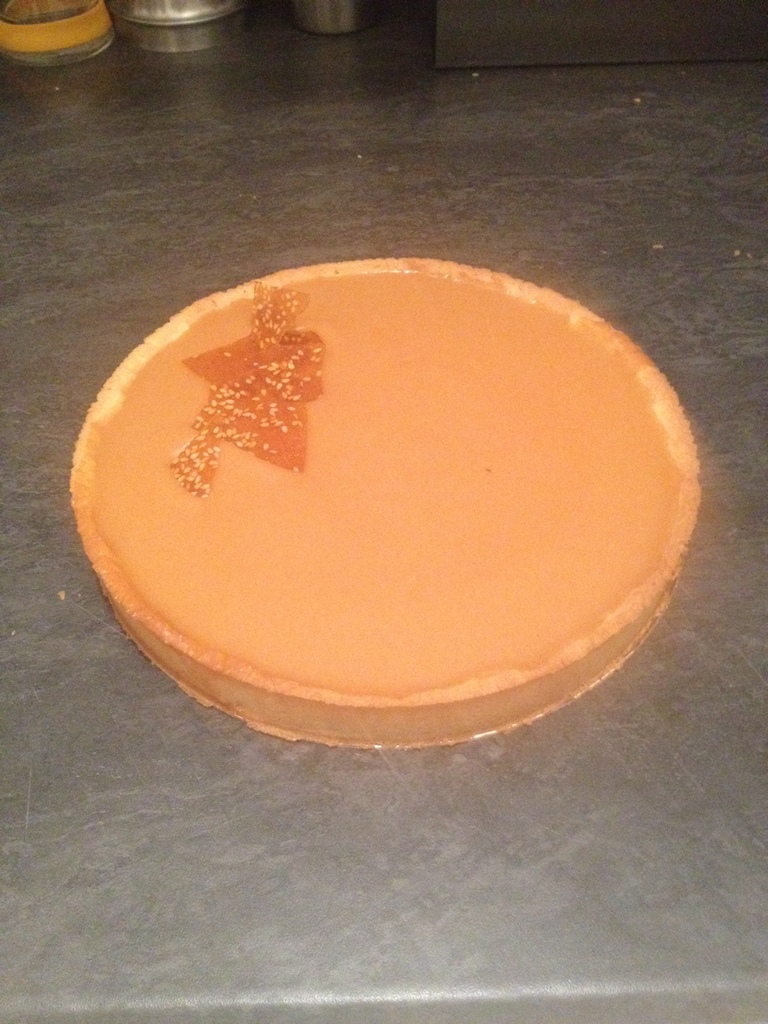 Tarte caramel beurre salé et nougatine au sésame by pps