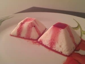 blanc manger fromage blanc sur coulis de framboises