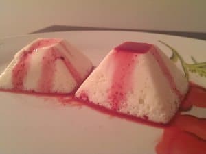 blanc manger fromage blanc sur coulis de framboises