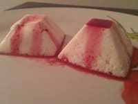 blanc manger fromage blanc sur coulis de framboises