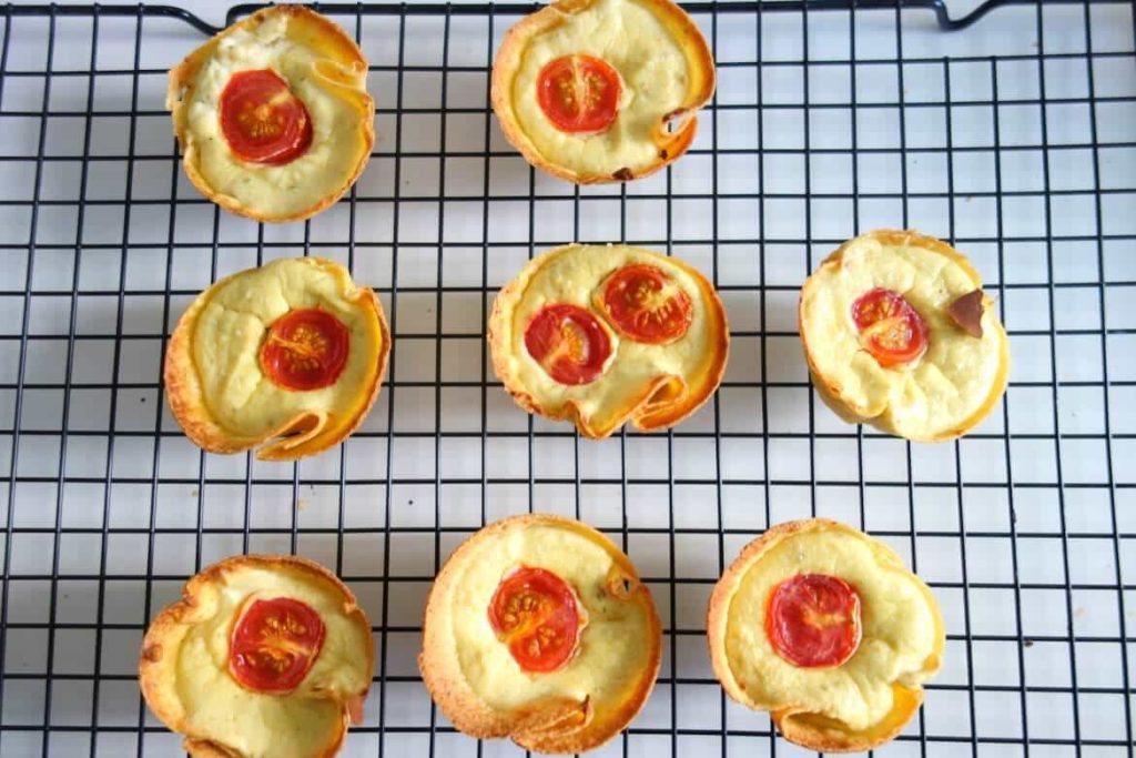 Mini quiches tortillas ricotta pesto tomates