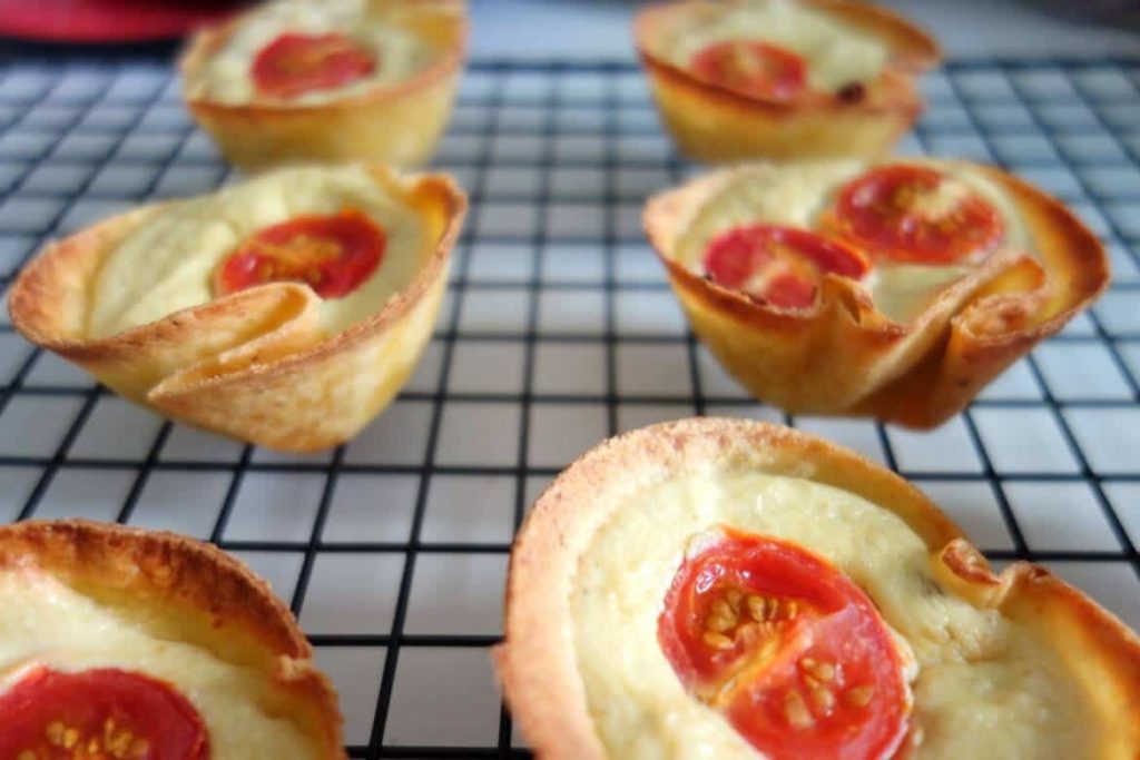 Mini quiches tortillas ricotta pesto tomates