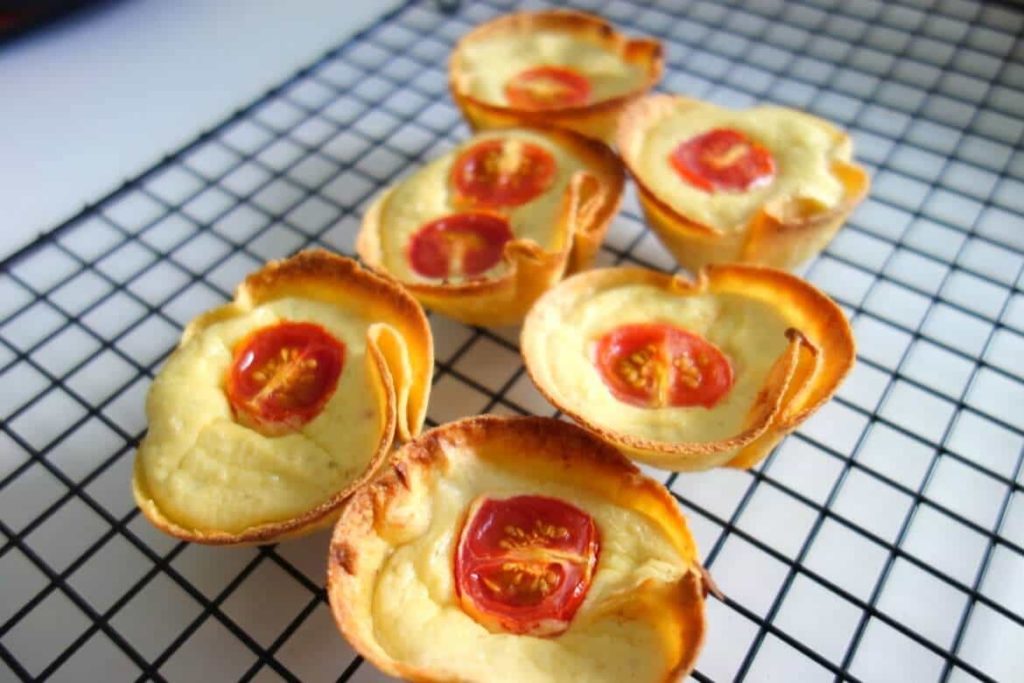 Mini quiches tortillas ricotta pesto tomates