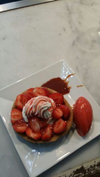 Sablé aux fraises et son sorbet relevé d’une pointe de caramel au beurre salé