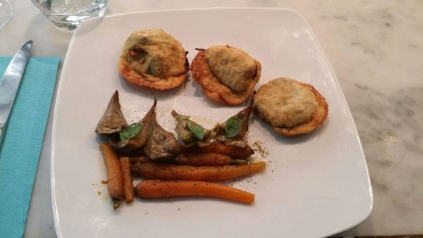 Ravioles frites à la roquette et aux épinards et légumes d’été